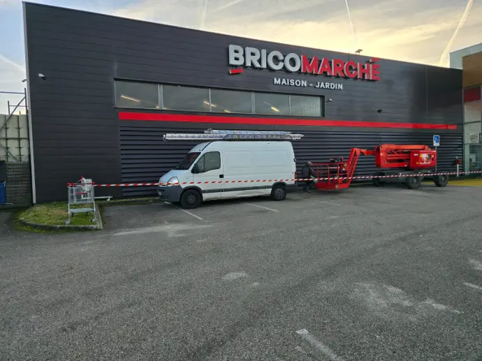 Travaux d’étanchéité toiture bâtiment commercial Bricomarché en Isère – intervention professionnelle IDS Étanchéité