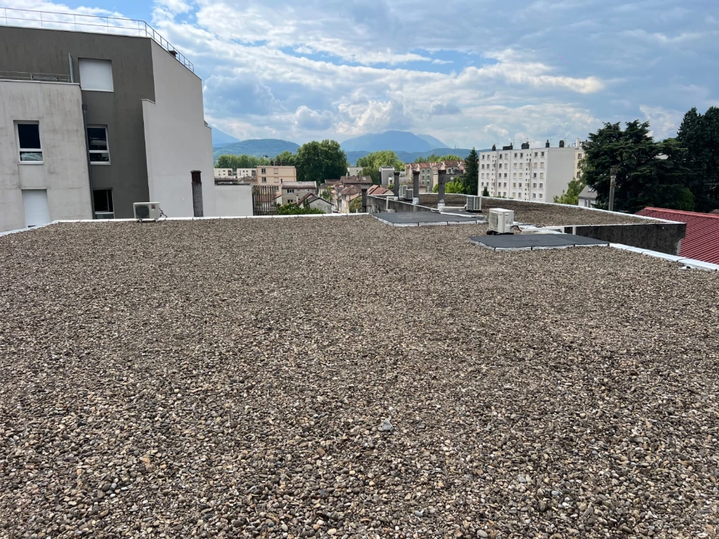 Travaux d’étanchéité de toit-terrasse avec revêtement gravillonné en Isère