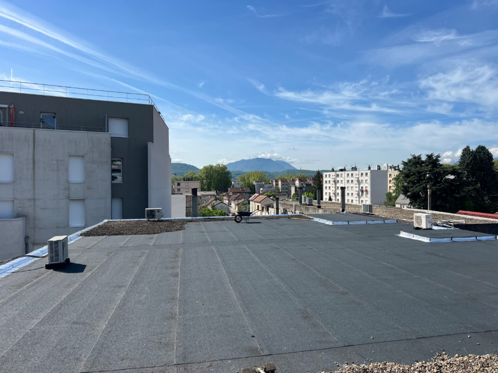 Étanchéité toit-terrasse en Isère : diagnostic et réparation après infiltration