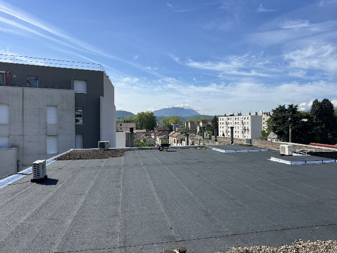 Étanchéité de toit-terrasse bitumineux sur bâtiment professionnel – travaux d’étanchéité toiture en Isère