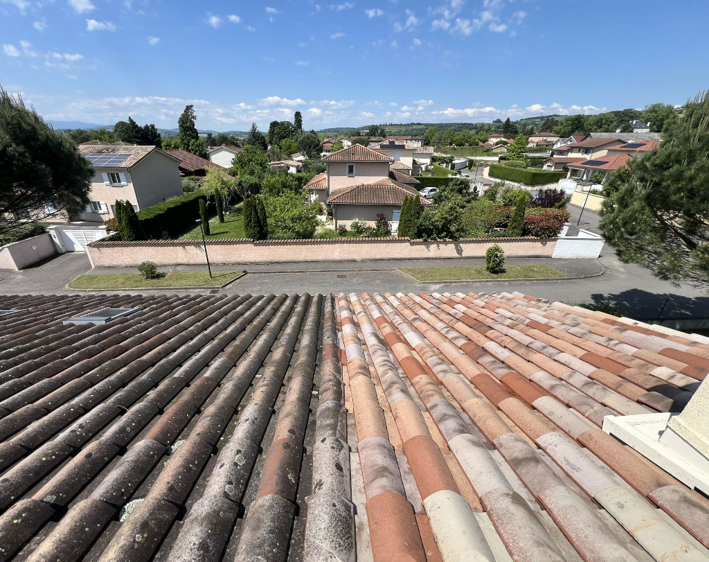 Nettoyage de toiture en tuiles dans le Pays Voironnais en Isère