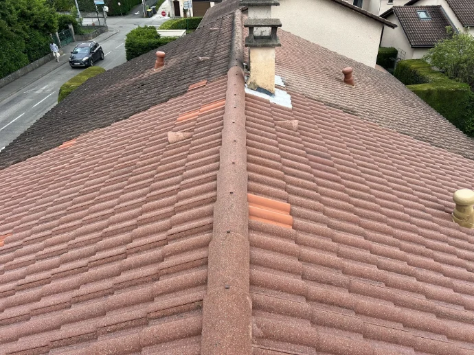 Nettoyage et traitement de toiture en tuiles – démoussage et entretien de toiture maison individuelle en Isère